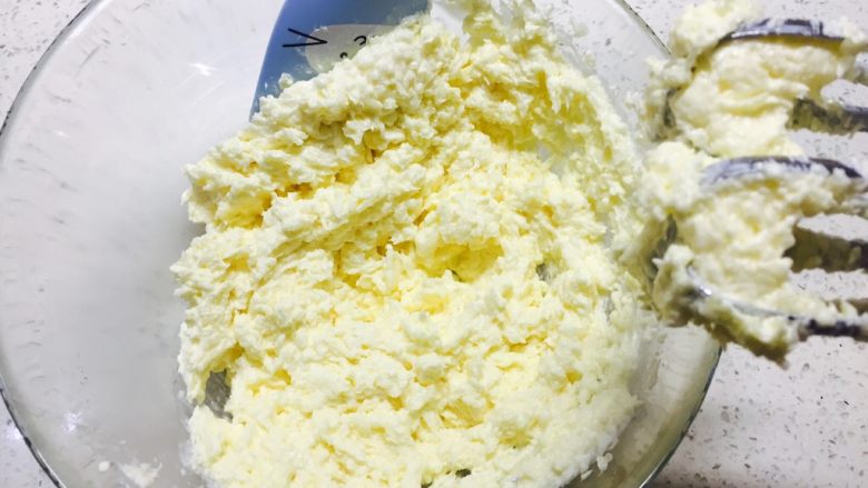 百香果磅蛋糕,如果碗壁有很多面糊,可以用刮刀刮一下