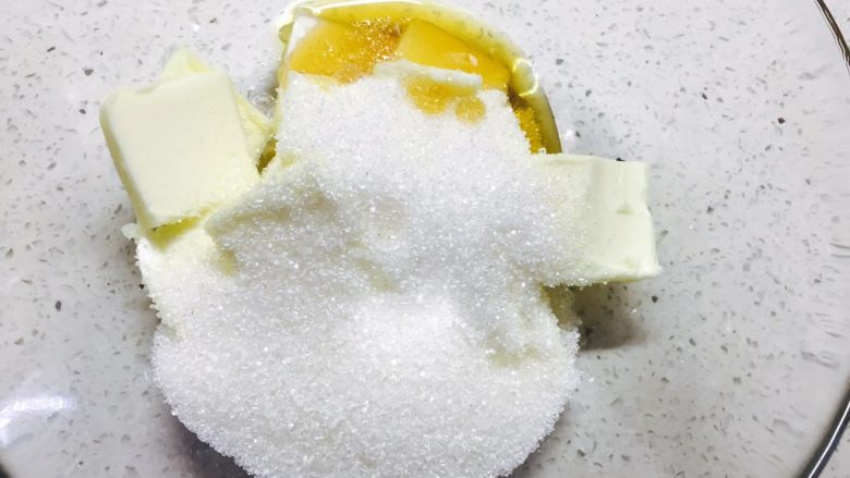 百香果磅蛋糕,黄油一定要提前从冰箱里拿出来软化,状态是手轻松的就能按凹
