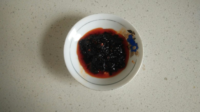 水煮鱼片,取一小碟红油辣酱(我用的拌饭酱),有红油的就行。