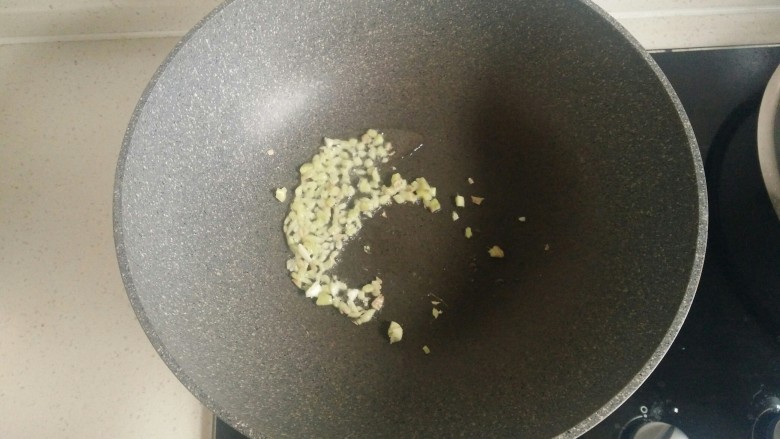 水煮鱼片,锅中少许油烧热,放入姜沫炒出香味。