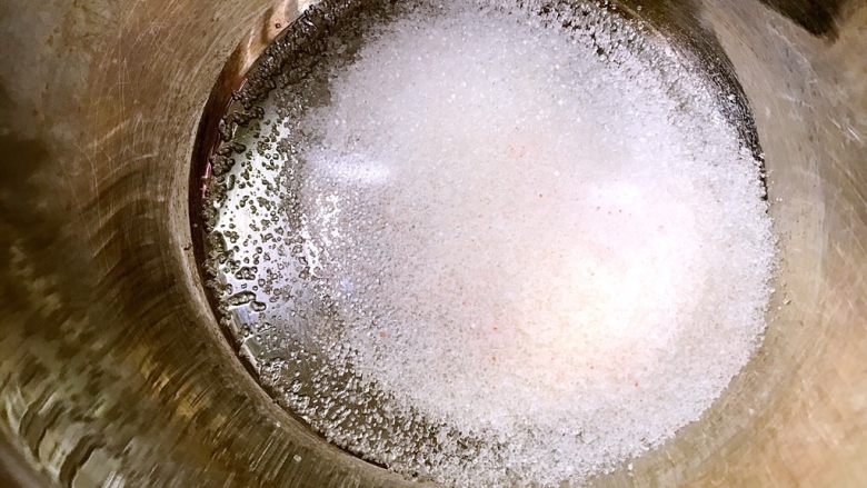 超浓香花生酱饼干,盆里加入细砂糖,磨入玫瑰盐(普通盐也可以)