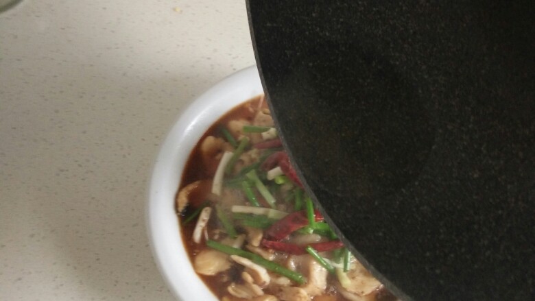 水煮鱼片,将热油均匀泼在碗里,香味和颜色立马出来了。
