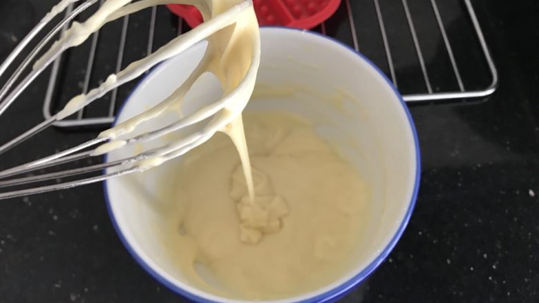 华夫饼~无泡打粉,手动打蛋器搅拌至均匀细腻无粉粒的面糊