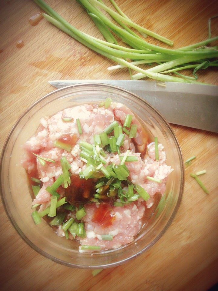 油豆腐塞肉,肉末拌上小葱、香菇丁,淋上一勺六月鲜海鲜酱油、半勺生抽,一勺蚝油,搅拌均匀