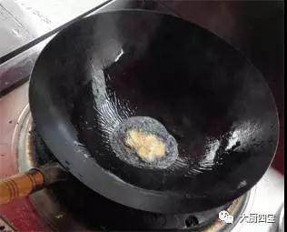 特色红烧排骨的家用做法~,将锅里倒入油烧热,放入姜片,葱花,郫县豆瓣爆香