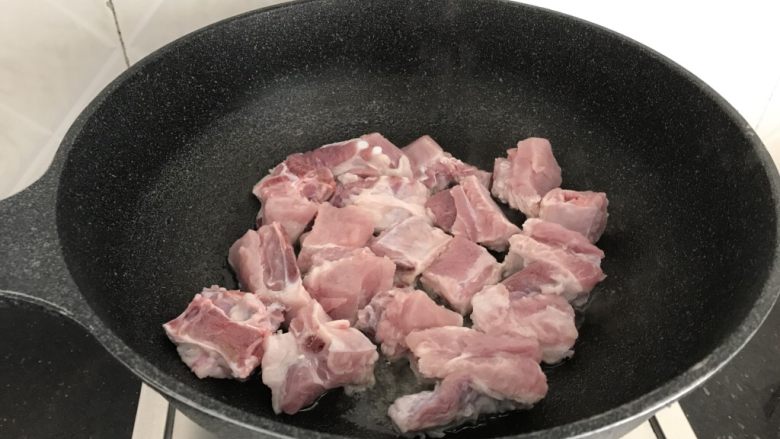 糖醋排骨~轻松快手版,排骨下锅煎