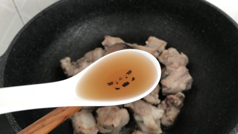 糖醋排骨~轻松快手版,加入<a style='color:red;display:inline-block;' href='/shicai/ 718'>料酒</a>,1.5勺炒几下