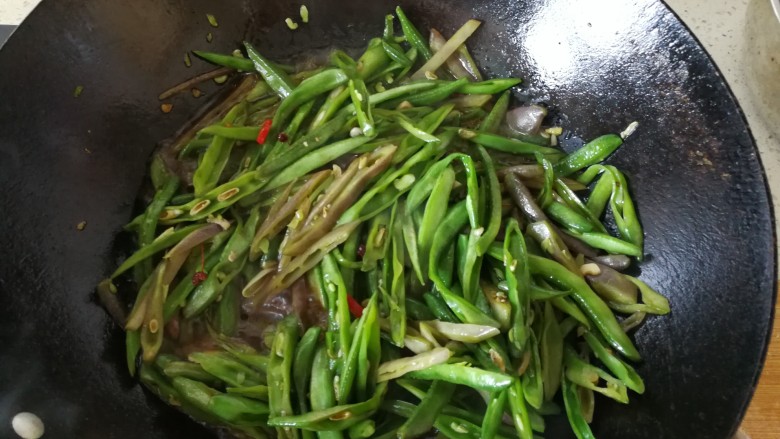 刀豆卤面,爆炒一会儿,加水,把擀好的面放上面