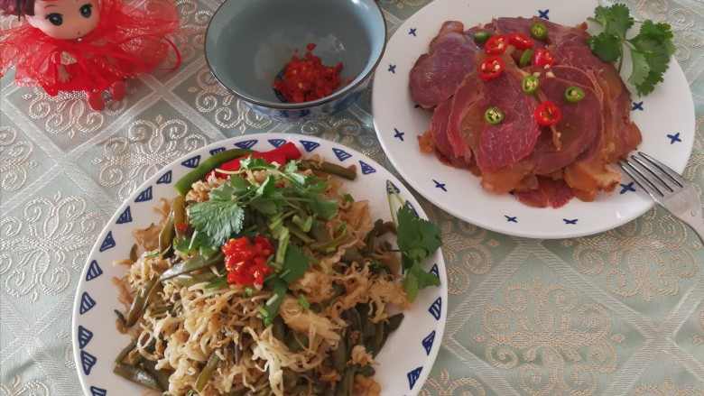 刀豆卤面,我喜欢吃素的,没加肉,就切了一盘驴肉给孩子,怎么样?一起开吃吧!😋