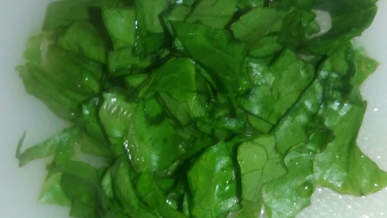 红萝卜马蹄玉米粒蒸肉饼,生菜洗干净后用纯净水泡一下切小片。