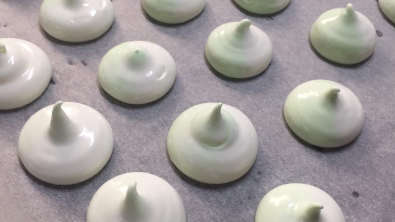 蛋白糖,烤盘铺上一层硅油纸,挤上蛋白糖。