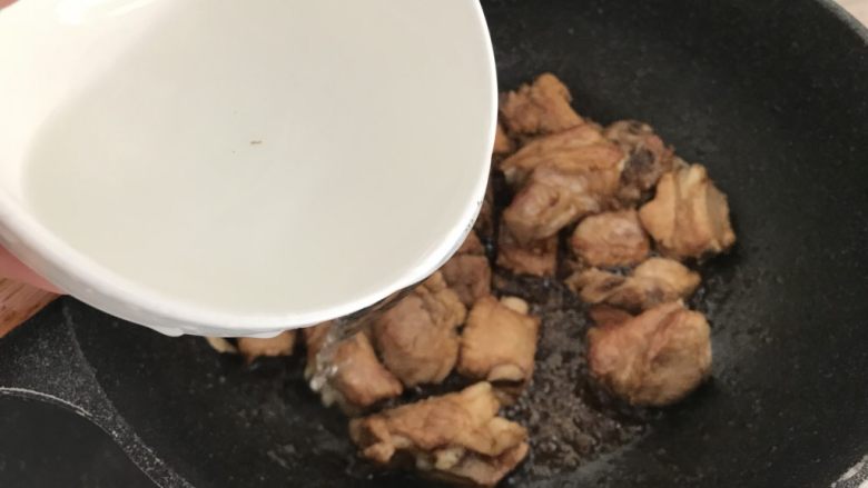 糖醋排骨~轻松快手版,加入半碗开水,加盖焖至水分收干,少量汤汁就好了!