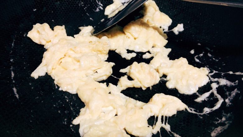 番茄炒土鸡蛋,热锅放少许油,加入打散的鸡蛋液快炒成型。