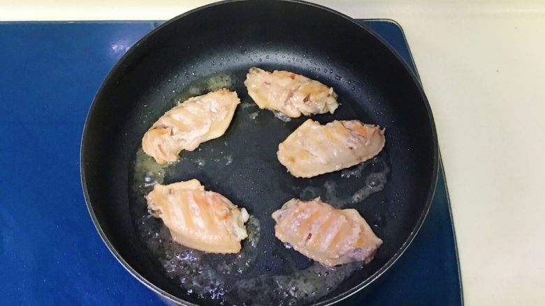 盐焗鸡翅,十分钟后打开锅盖,这时会发现鸡翅已经熟了,而且会有汁水出来