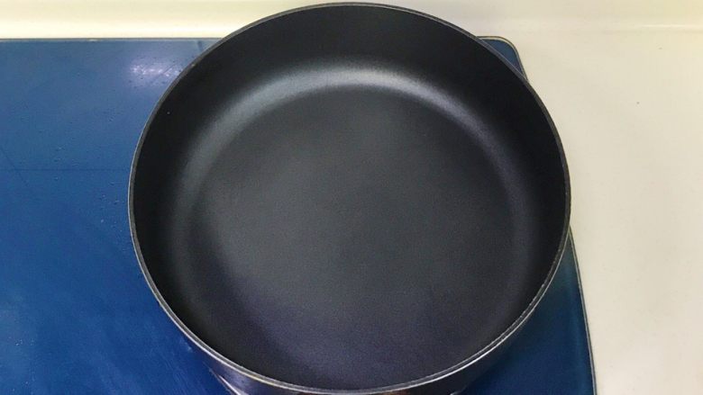 盐焗鸡翅,取一个平底锅,中火