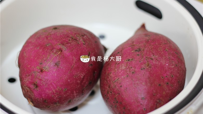 酸奶紫薯泥,紫薯洗干净,上锅蒸熟