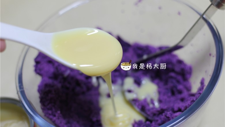 酸奶紫薯泥,倒入1汤勺<a style='color:red;display:inline-block;' href='/shicai/ 893'>炼乳</a>,搅拌均匀