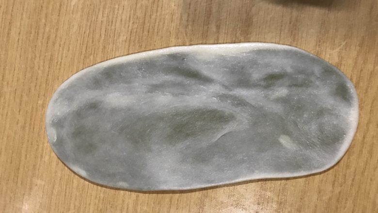 抹茶酥,取一个,擀成椭圆形。
