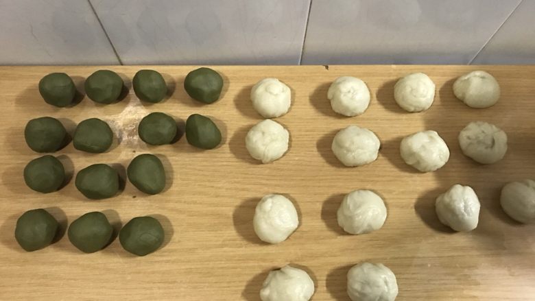 抹茶酥,醒好的面团也均匀分配,水油皮52克,油皮32克。