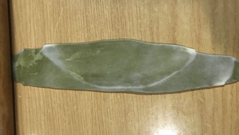抹茶酥,20分钟后,取一个再擀成长条状。