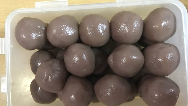 抹茶酥,醒面过程中,就可以把芋头莲蓉馅料搓成均匀的小球(33克)。
