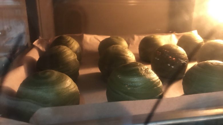 抹茶酥,烤箱180°预热5分钟,入烤箱,170°约20分钟。