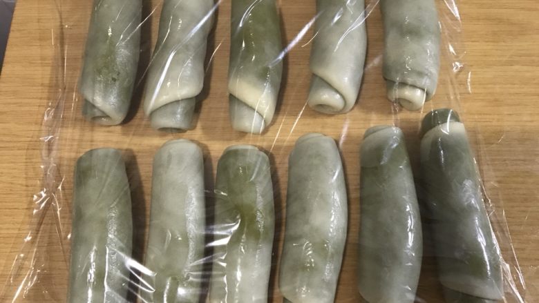 抹茶酥,每个都搓好,盖上保鲜膜,静置20分钟(此步骤很重要)。