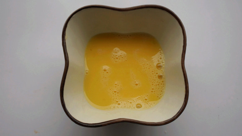 果仁肉松千层卷,<a style='color:red;display:inline-block;' href='/shicai/ 9'>鸡蛋</a>用打蛋器打散,取一半用
叨叨叨:不需要分离蛋清和蛋黄,直接打散即可