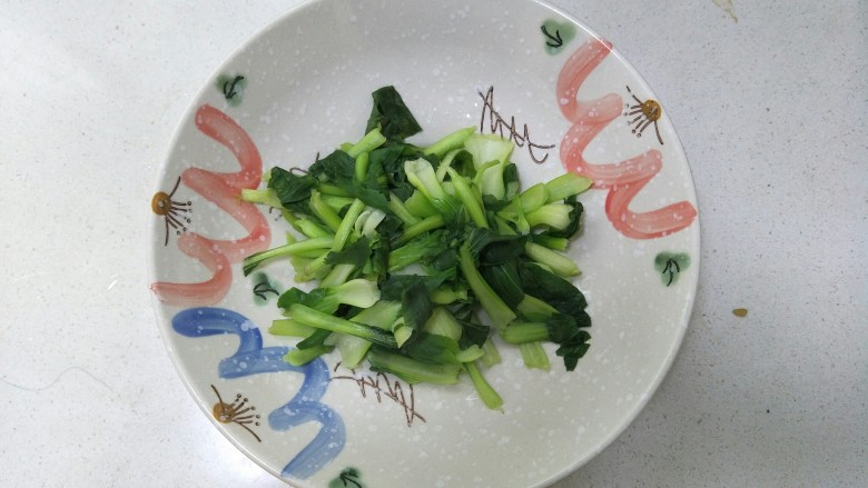 水煮肉片,油菜开水烫熟捞出来放在一个大碗中。