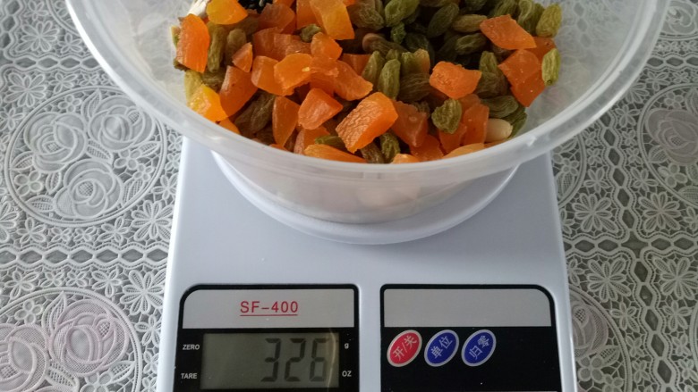 五仁月饼,(原味)瓜子仁、花生仁、核桃仁、杏仁……芝麻和葡萄干、各种果脯。实在不想在剥瓜子了就这么称了,干果记得捣碎!