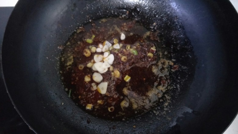 水煮肉片,郫县豆瓣酱用小火慢慢的炒出红油后,加入葱姜蒜和辣椒段继续煸炒