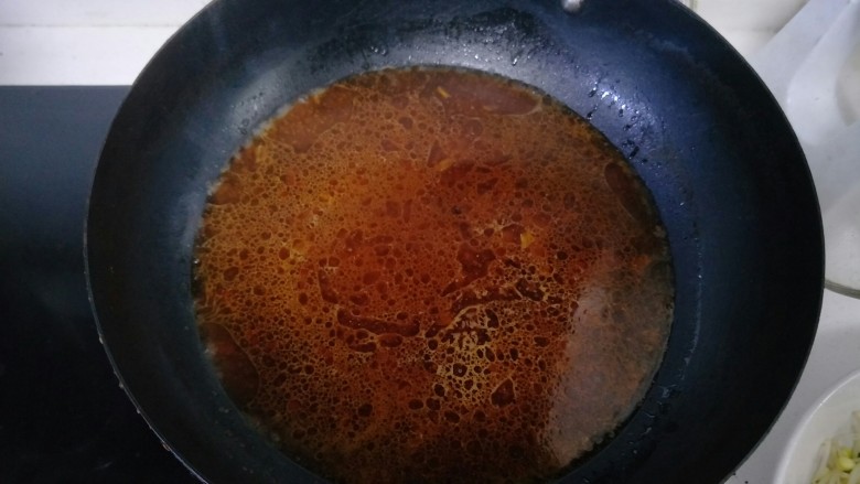 水煮肉片,加入适量的水,分别加入盐和少许糖烧开。