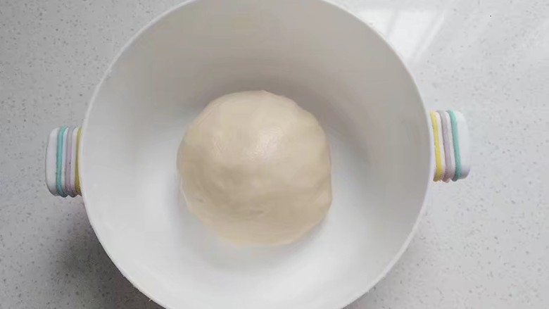 冬瓜椰蓉馅老婆饼,油酥:低粉加猪油拌均匀揉成团,也放入容器中盖保鲜膜松弛一会儿;