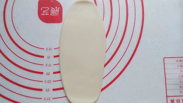 冬瓜椰蓉馅老婆饼,取一份静置好的面团擀开,擀成长随圆形,尽量稍长些,起酥效果也会更好些;