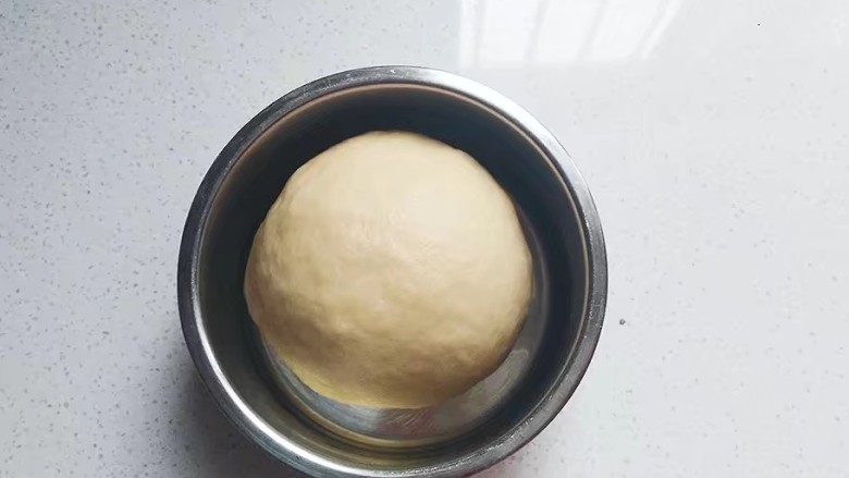 冬瓜椰蓉馅老婆饼,揉成光滑的面团放入容器中,盖保鲜膜松弛30分钟;