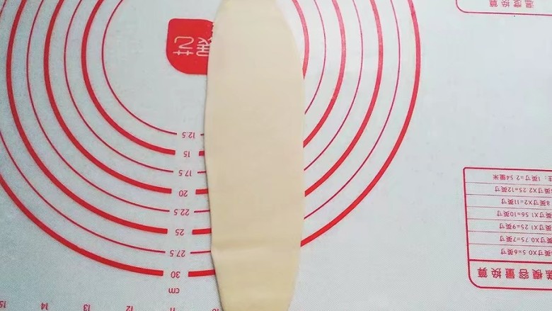 冬瓜椰蓉馅老婆饼,再次擀开擀长,这次面皮的宽度要比先前窄一点;
