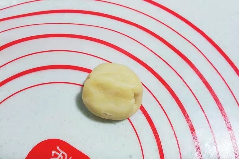 冬瓜椰蓉馅老婆饼,然后将两头向中间粘合捏紧;