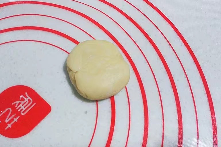 冬瓜椰蓉馅老婆饼,再用手掌压扁,然后擀成圆形,边缘稍擀薄些;