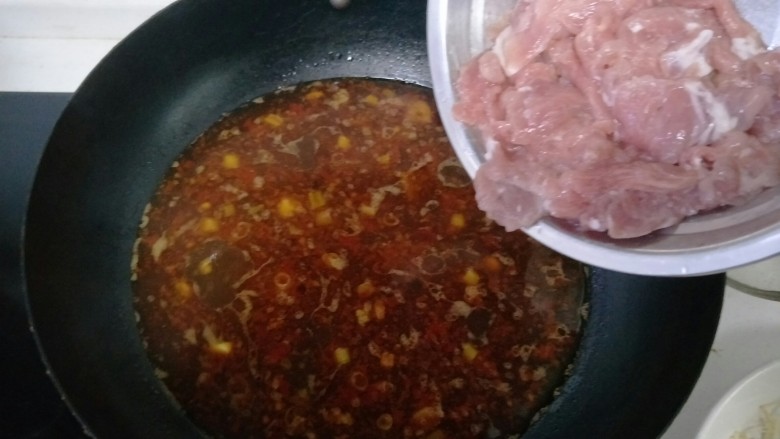 水煮肉片,烧烤后加入腌制好的肉片,慢慢划散。