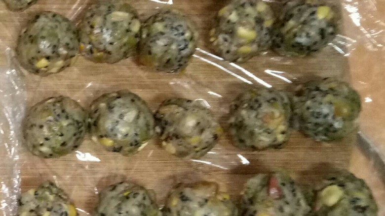 五仁月饼,时间到,把馅料按克数分均匀保鲜膜覆盖,我的是50g的模子,可以按皮25g和馅25g,也可以皮15g和馅35g,根据自己喜好来做吧