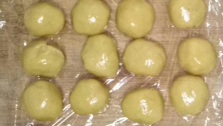 五仁月饼,月饼皮也克数分均匀,覆盖保鲜膜。
