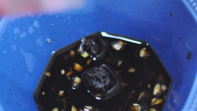 清蒸大闸蟹,切些姜末,放入醋和红糖搅匀就是蘸料了。