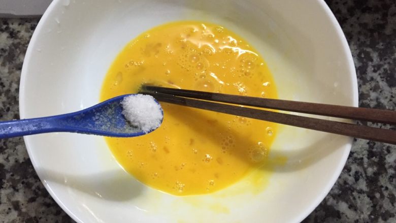 火腿胡萝卜鸡蛋饼,加上适量的盐,继续搅拌
