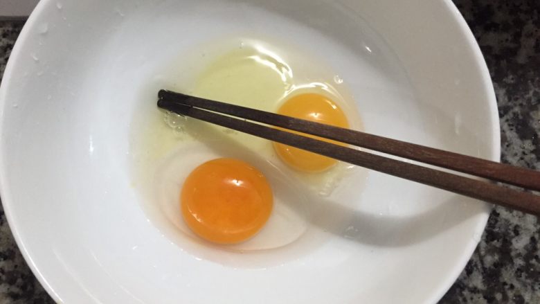 火腿胡萝卜鸡蛋饼,拿个碗,打入两个鸡蛋