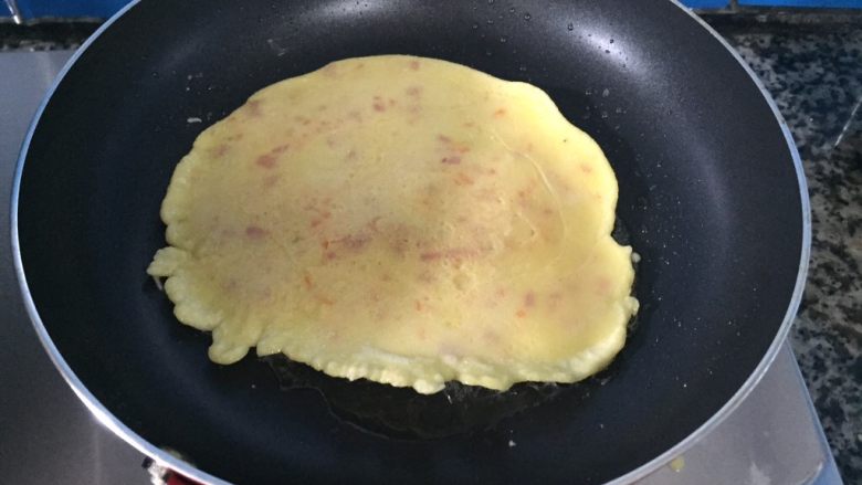 火腿胡萝卜鸡蛋饼,两面都要煎一煎,差不多微蕉更好吃