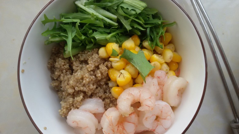 鲜虾牛油果黎麦沙拉,先把苦菊,玉米粒,虾仁放进<a style='color:red;display:inline-block;' href='/shicai/ 7332'>藜麦</a>里