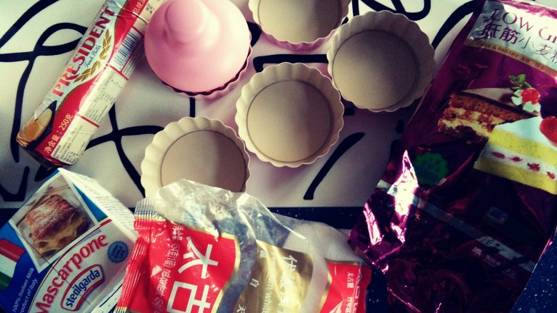 法式乳酪月饼,准备好材料,模具我用的是法焙客的9cm的,六个的量