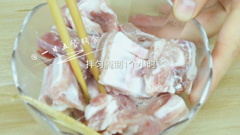 排骨油麦菜粥 宝宝辅食,补铁又开胃,🌻小贴士:排骨腌制一下,去腥更入味。