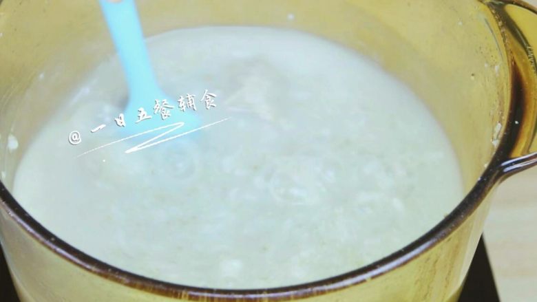 排骨油麦菜粥 宝宝辅食,补铁又开胃,中途搅拌2,3次,防止粘锅底。
🌻小贴士:万一中途水量不够,一定要加开水。