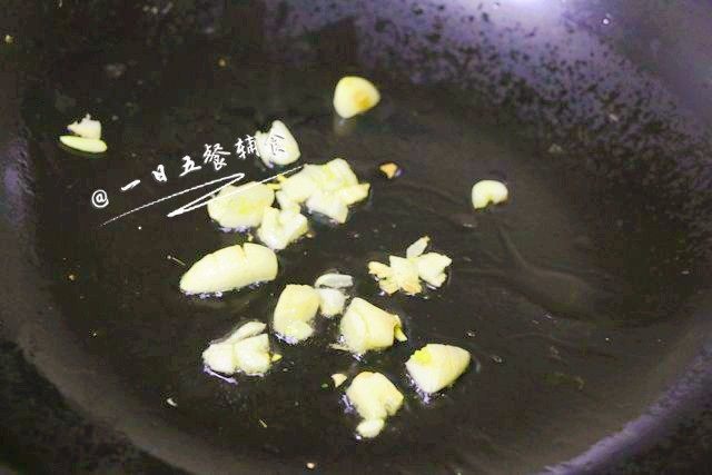 照烧鸡腿饭 宝宝辅食，西兰花+料酒,蒜切碎，热锅热油，小火炒蒜至出蒜香。